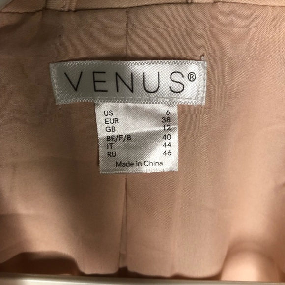 Feather Cuff Tuxedo Coat
Elegant Pink Peach Feather-Trimmed Coat - Picture 8 of 15